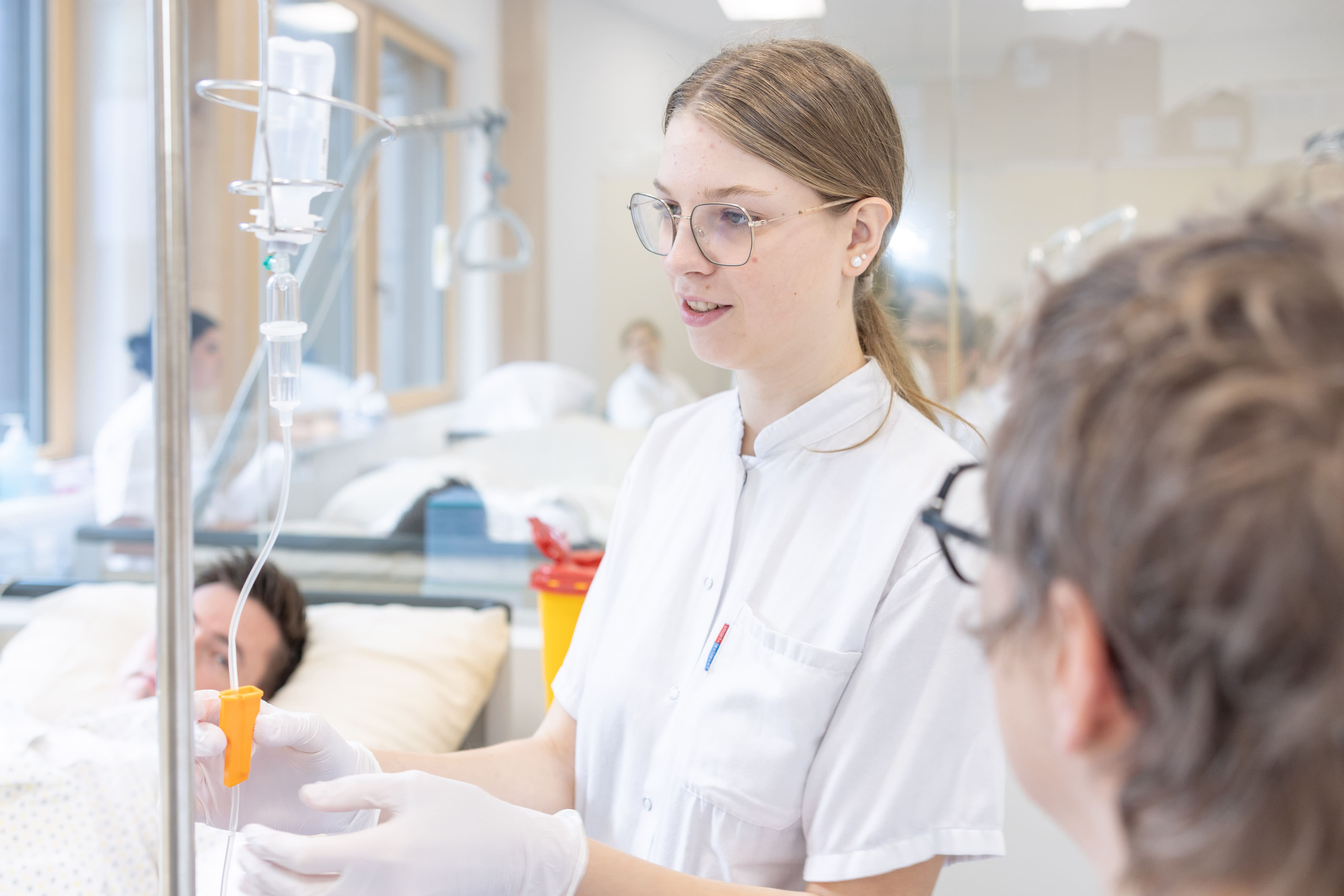 Pflegeschülerin im Praxisunterricht